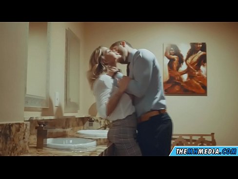 ❤️ Ke hoʻowalewale ʻia ʻoe e kahi blonde busty i kahi lumi hoʻomaha ākea Anal porn ma haw.ixiporn.ru